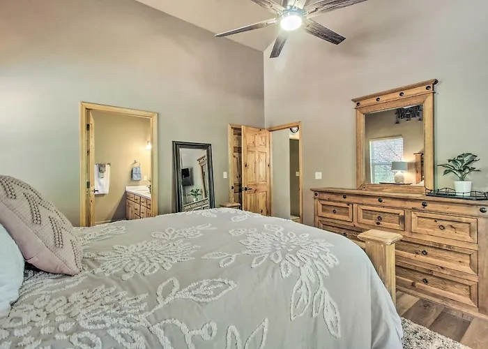 Wooded Hideaway! Spacious Show Log *