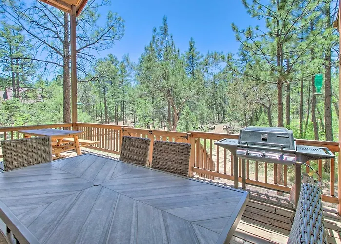 Wooded Hideaway! Spacious Show Log Holiday home