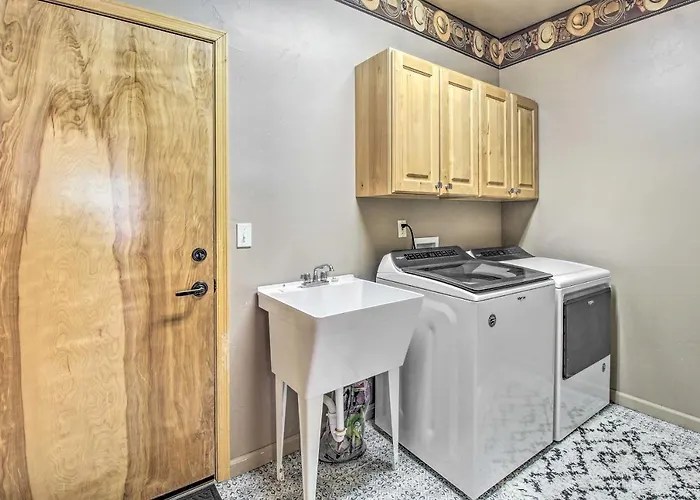 Wooded Hideaway! Spacious Show Log Show Low